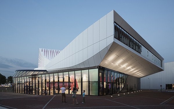 ساختمان تئاتر other-wordly در هلند